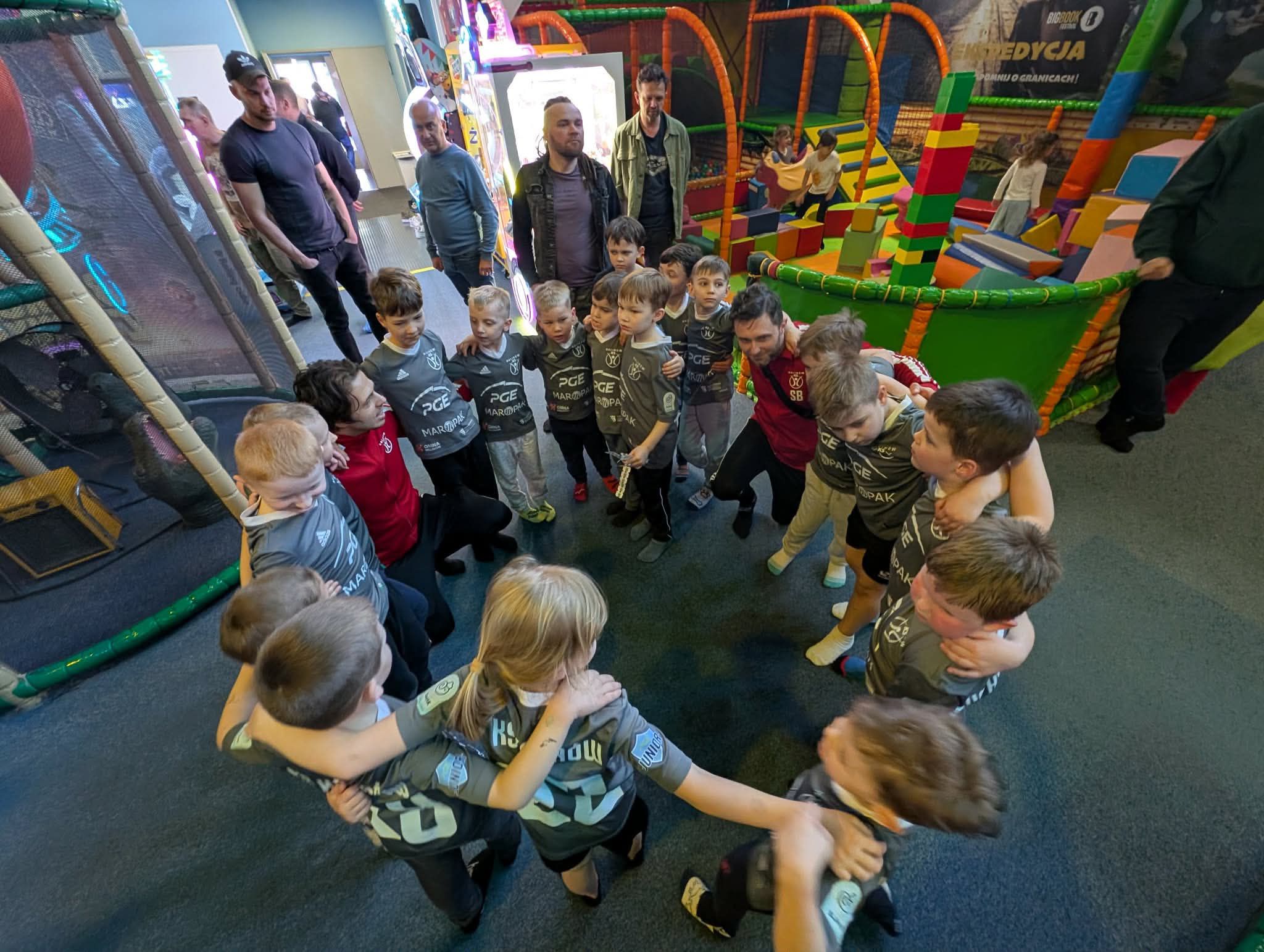 Liga Zimowa MT dobiegła końca, więc nasza drużyna KS Halinów 2019/2020 postanowiła uczcić to… nietypowym treningiem…